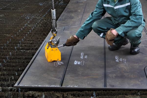 Břemenový magnet zvedne i tisíce kilogramů. Břemenový magnet zvedne i tisíce kilogramů.