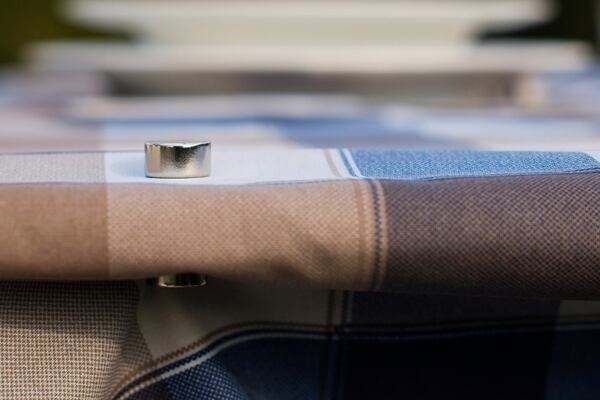 Ubrus ke stolu se dá přicvaknout i magnetickou kostkou. Ubrus ke stolu se dá přicvaknout i magnetickou kostkou