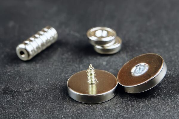 Magnetické úchyty s otvorem na šroub se zápustnou hlavou. Magnetické úchyty s otvorem na šroub se zápustnou hlavou