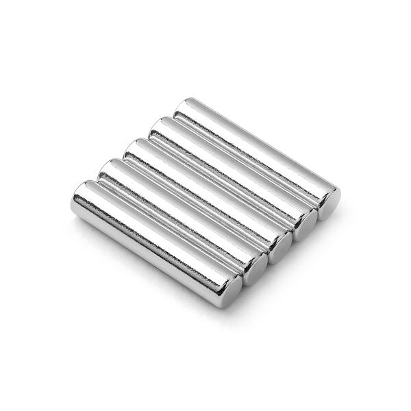 Diametrálně magnetizované magnetické tyčky u sebe drží svými boky. Diametrálně magnetizované magnetické tyčky u sebe drží svými boky
