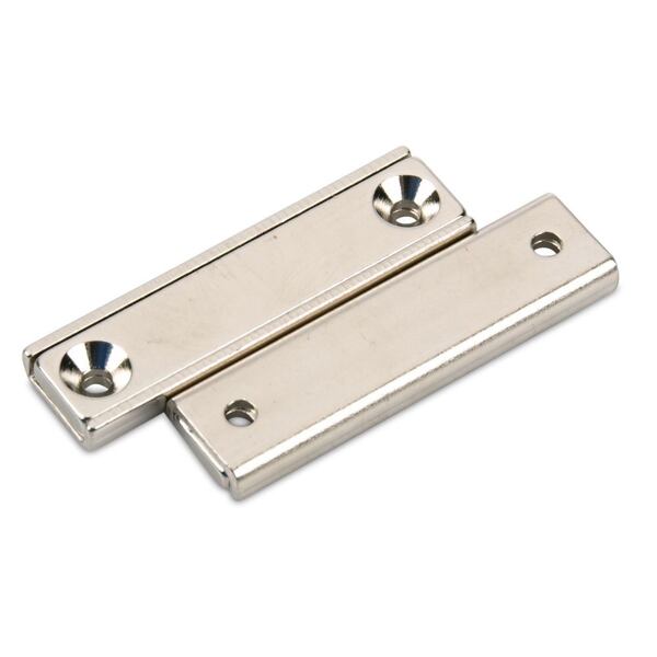 Odolné kvádrové neodymové magnety – magnetické úchyty v ocelovém pouzdře. Odolné kvádrové neodymové magnety – magnetické úchyty v ocelovém pouzdře.