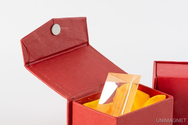 Kotoučový magnet na zavírání dárkového boxu. Kotoučový magnet na zavírání dárkového boxu.
