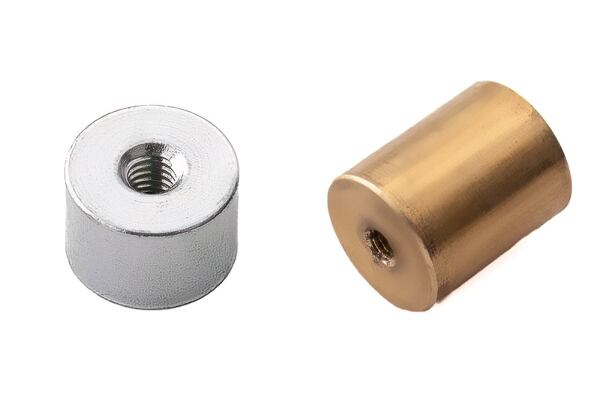 Magnetické úchyty s vnitřním závitem, vpravo opracovatelný magnetický úchyt pro obrobky. Magnetické úchyty s vnitřním závitem, vpravo opracovatelný magnetický úchyt pro obrobky.