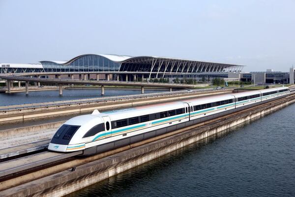 Superrychlý vlak Maglev levituje na magnetech. Superrychlý vlak Maglev levituje na magnetech.