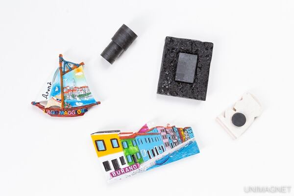 Feritové magnety se používají například na menší magnetky na ledničku. Feritové magnety se používají například na menší magnetky na ledničku.