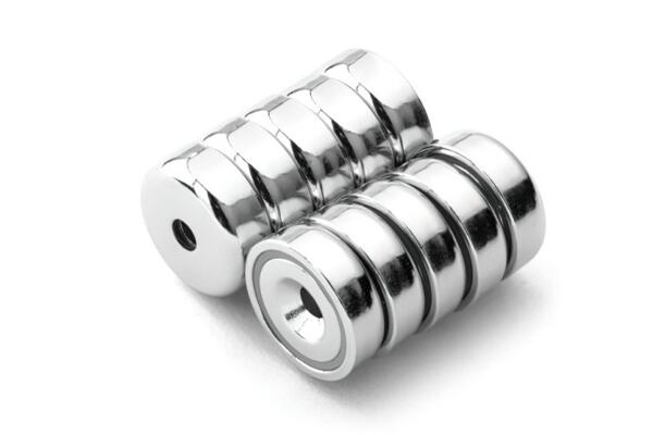 Magnetické úchyty – magnety v ocelovém pouzdře. Magnetické úchyty – magnety v ocelovém pouzdře.
