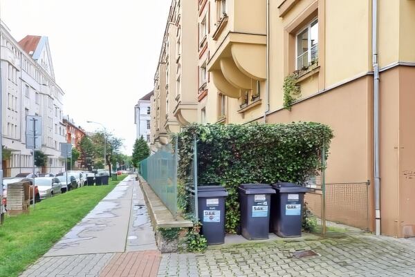 Popelnice před domy kazí vzhled ulice. Popelnice před domy kazí vzhled ulice
