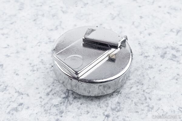 Magnetický kotouč a prasklý magnetický kvádr po nárazu. Magnetický kotouč a prasklý magnetický kvádr po nárazu.