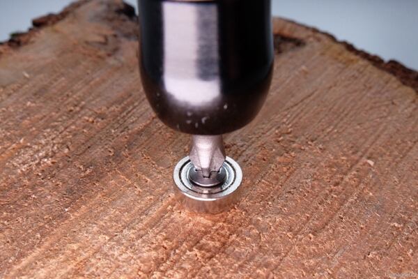 Magnety utahujte momentem do 2 Nm