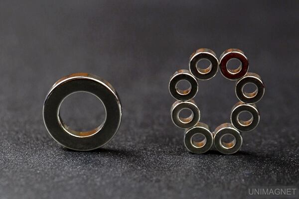 Neodymové kruhové magnety neboli prstence, vpravo magnety s diametrální magnetizací. Neodymové kruhové magnety neboli prstence, vpravo magnety s diametrální magnetizací.