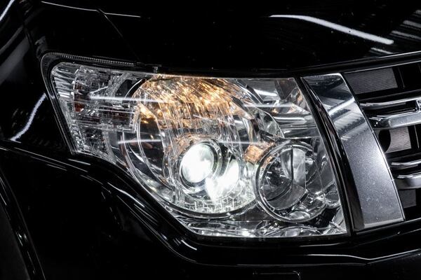 Detail moderního světlometu automobilu. Detail moderního světlometu automobilu.