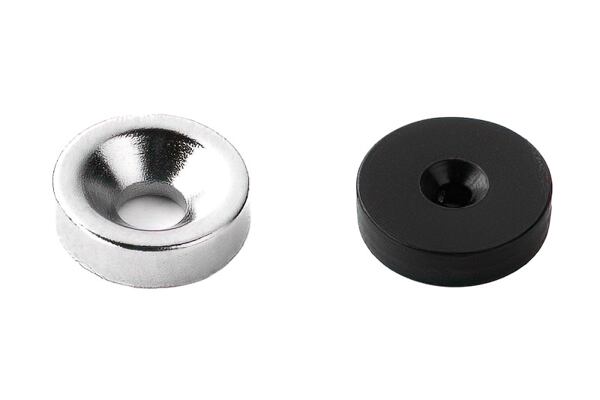 Neodymové magnety s otvorem a prohlubní na šroub se zápustnou hlavou, vpravo vodotěsný poplastovaný magnet. Neodymové magnety s otvorem a prohlubní na šroub se zápustnou hlavou, vpravo vodotěsný poplastovaný magnet.