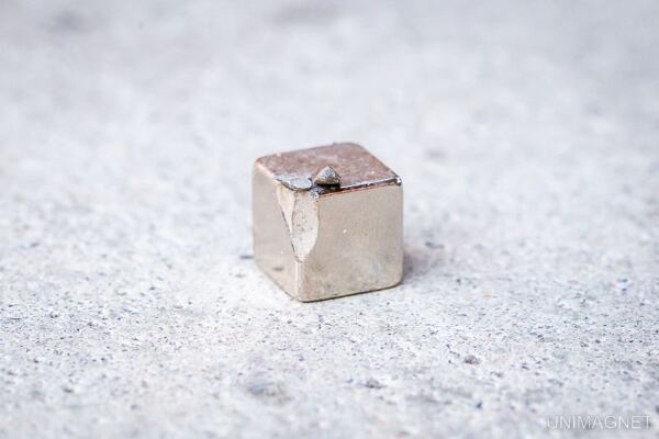 Odštípnutý neodymový magnet. Odštípnutý neodymový magnet.
