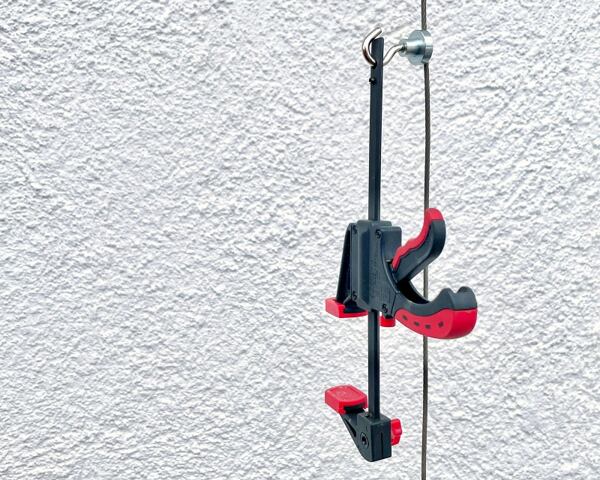 Zavěšená svorka na magnetickém háčku na lanku. Zavěšená svorka na magnetickém háčku na lanku