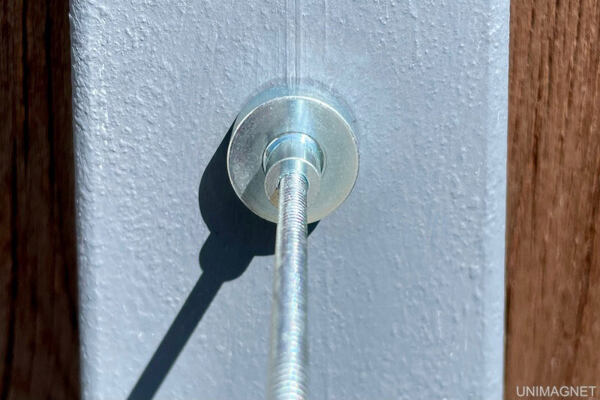 Přicvaknutý magnetický úchyt. Přicvaknutý magnetický úchyt