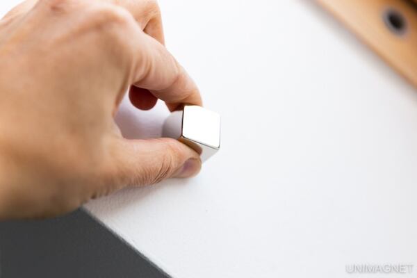 Neodymový magnet – kostka. Neodymový magnet – kostka.