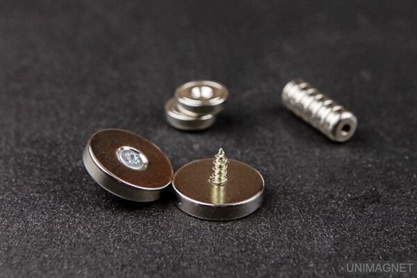 Kruhové neodymové magnety a úchyty s otvorem. Kruhové neodymové magnety a úchyty s otvorem.