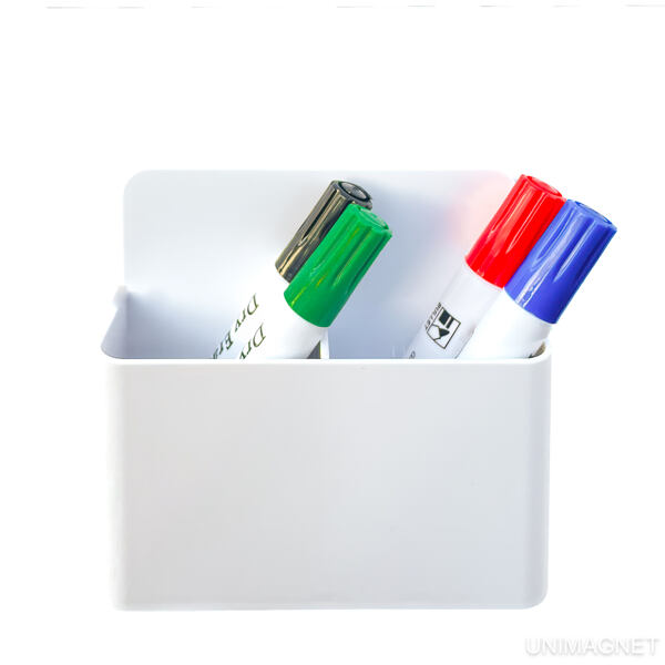 Magnetický držák na popisovače přicvaknete na tabuli. Magnetický držák na popisovače přicvaknete na tabuli