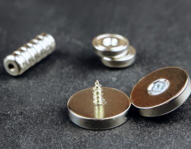 Magnetické úchyty s otvorem na šroub se zápustnou hlavou: Praktické využití a tipy