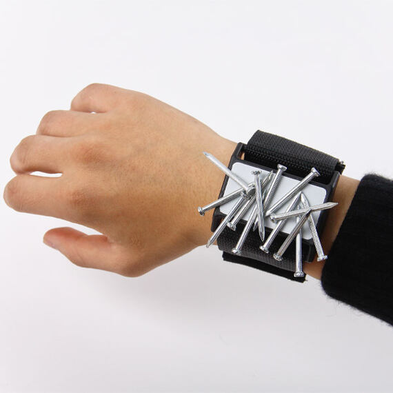 Magnetický náramek na šroubky, hřebíky i bity na zápěstí