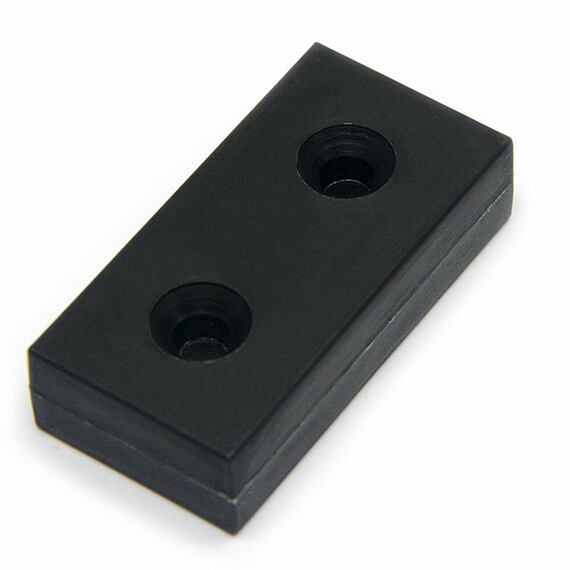Neodymový magnet kvádr 51 × 25 × 13 mm, černý, vodotěsný plast, 2 otvory M4, síla 21 kg
