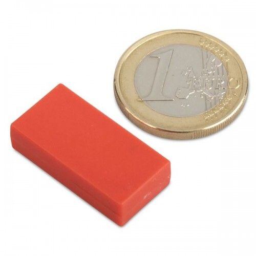Neodymový magnet kvádr 25,4 × 12,7 × 6,3 mm, červený, vodotěsný plast, síla 3,8 kg