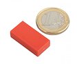 Neodymový magnet kvádr 25,4 × 12,7 × 6,3 mm, červený, vodotěsný plast, síla 3,8 kg